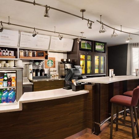 Courtyard By Marriott Топика Экстерьер фото
