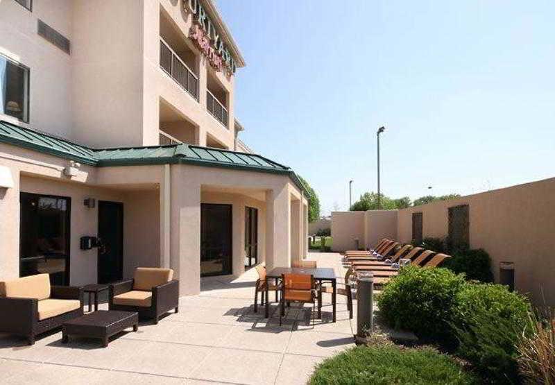 Courtyard By Marriott Топика Экстерьер фото