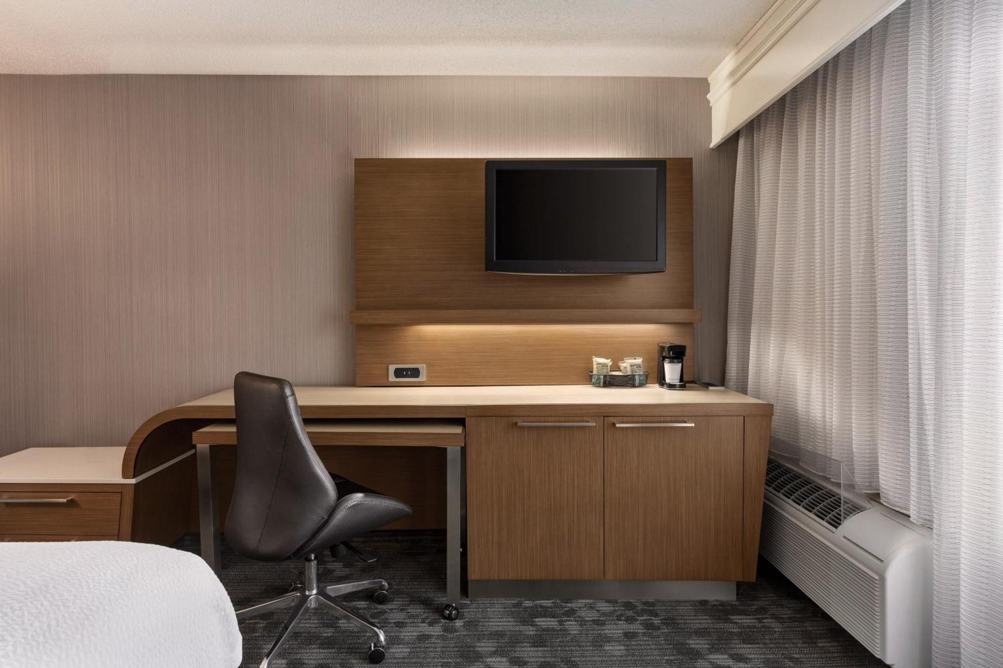 Courtyard By Marriott Топика Экстерьер фото