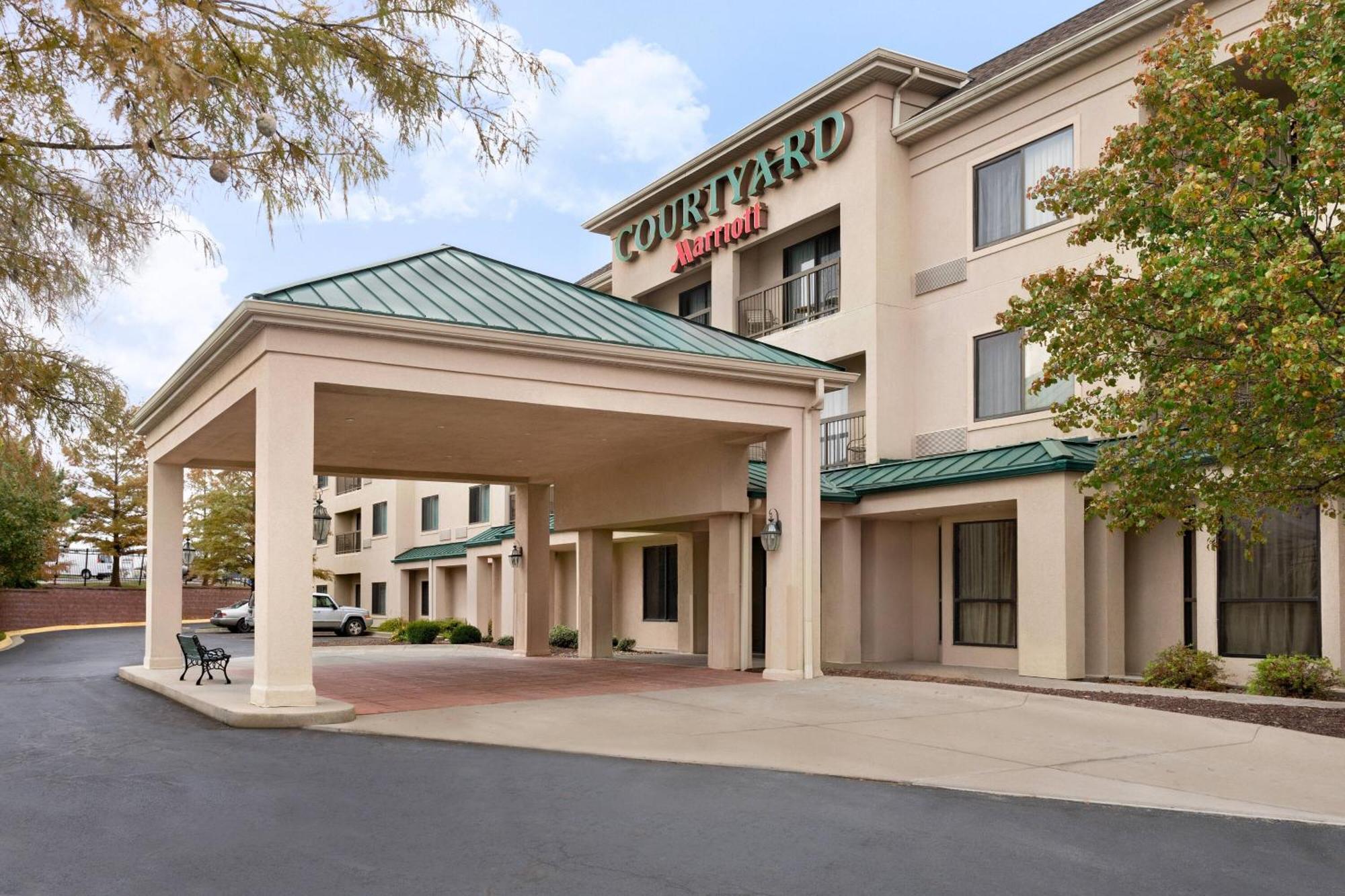 Courtyard By Marriott Топика Экстерьер фото