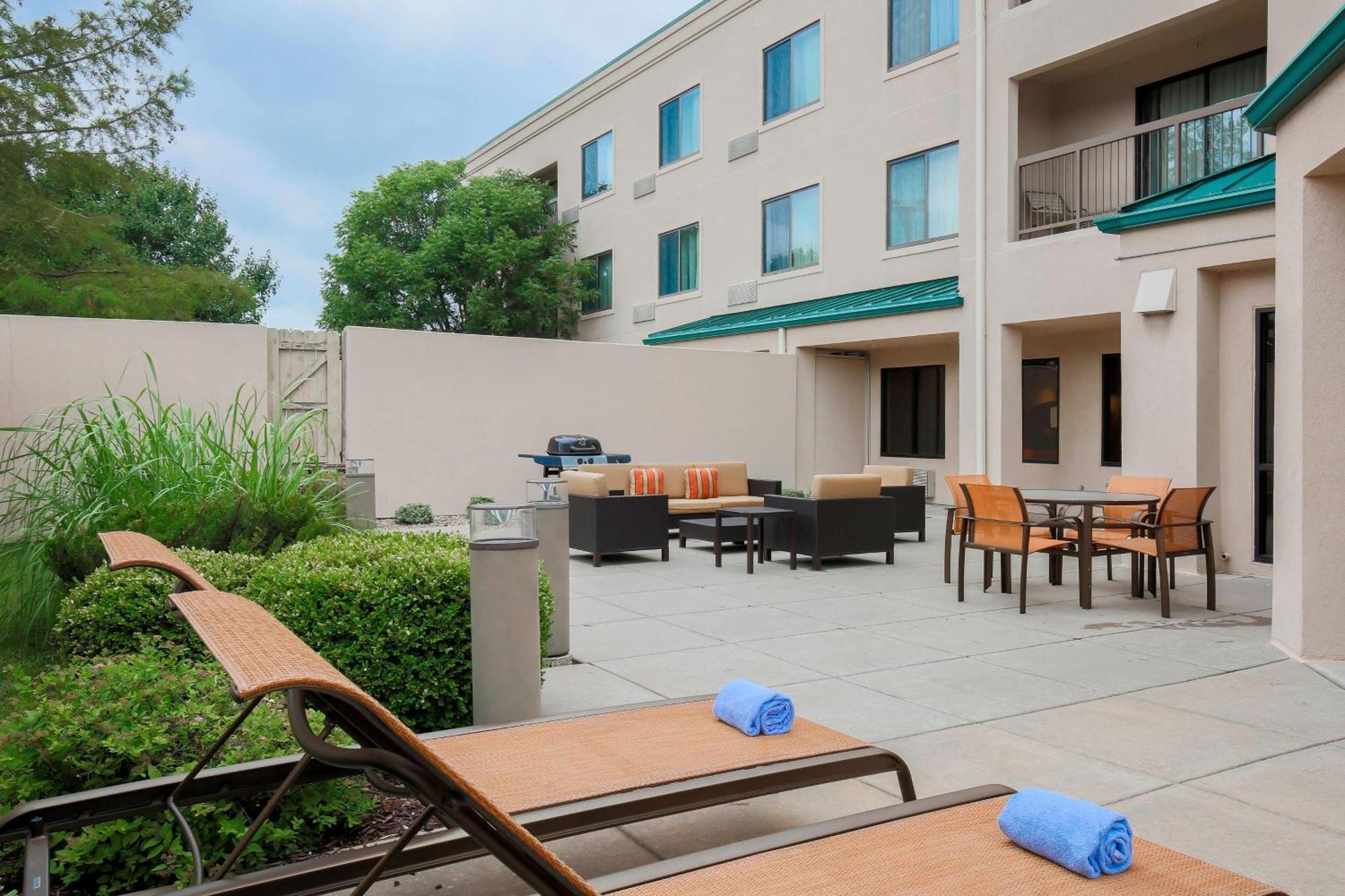 Courtyard By Marriott Топика Экстерьер фото