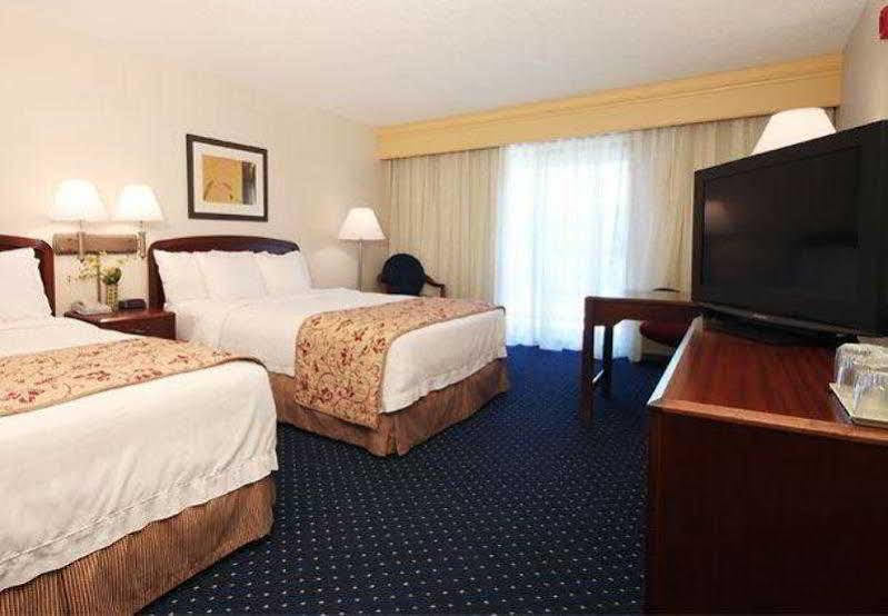 Courtyard By Marriott Топика Экстерьер фото