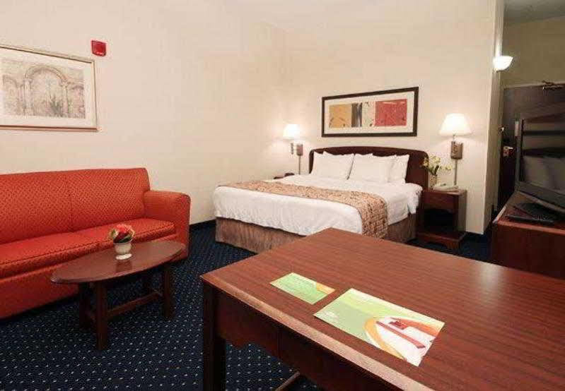 Courtyard By Marriott Топика Экстерьер фото