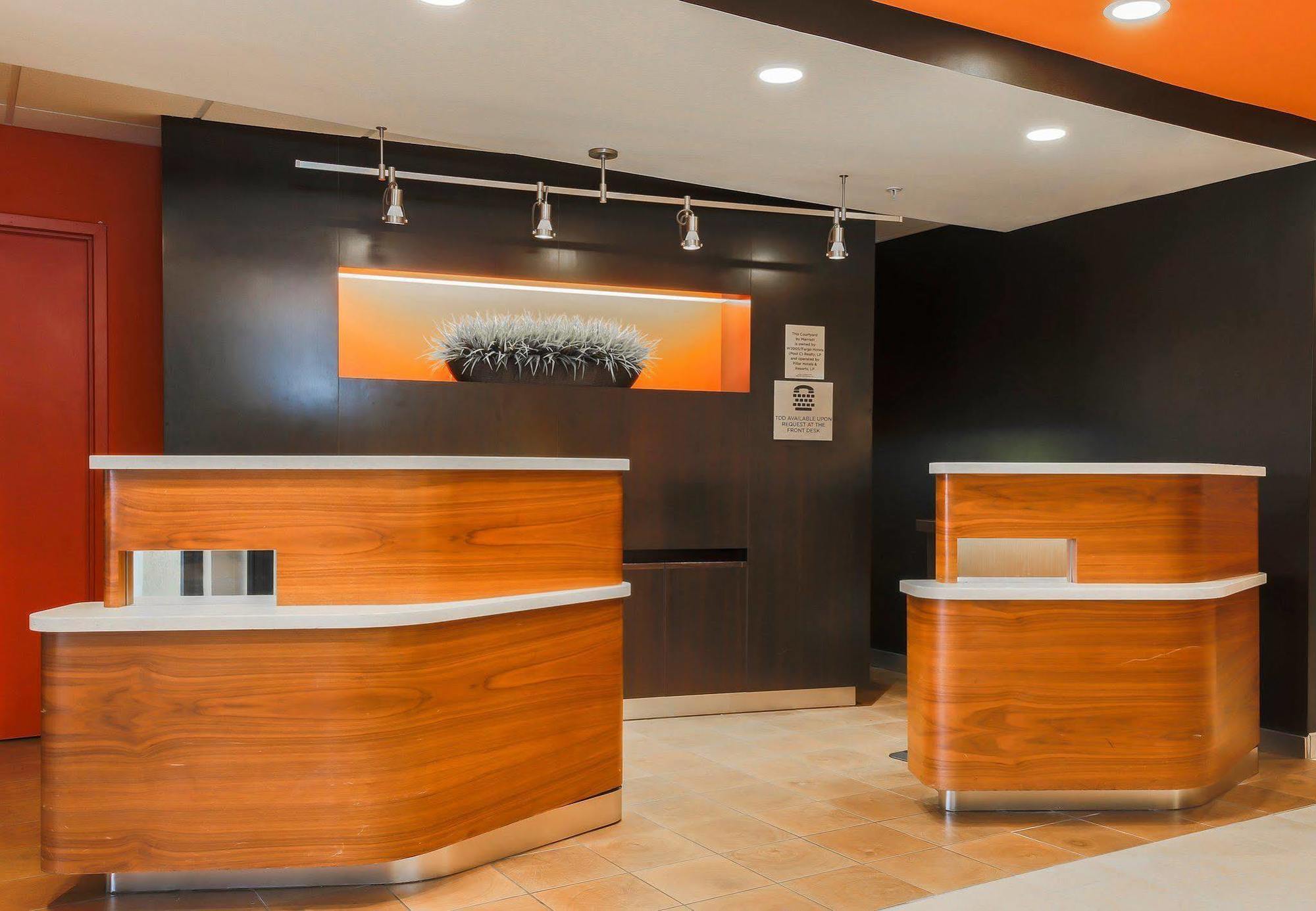 Courtyard By Marriott Топика Экстерьер фото