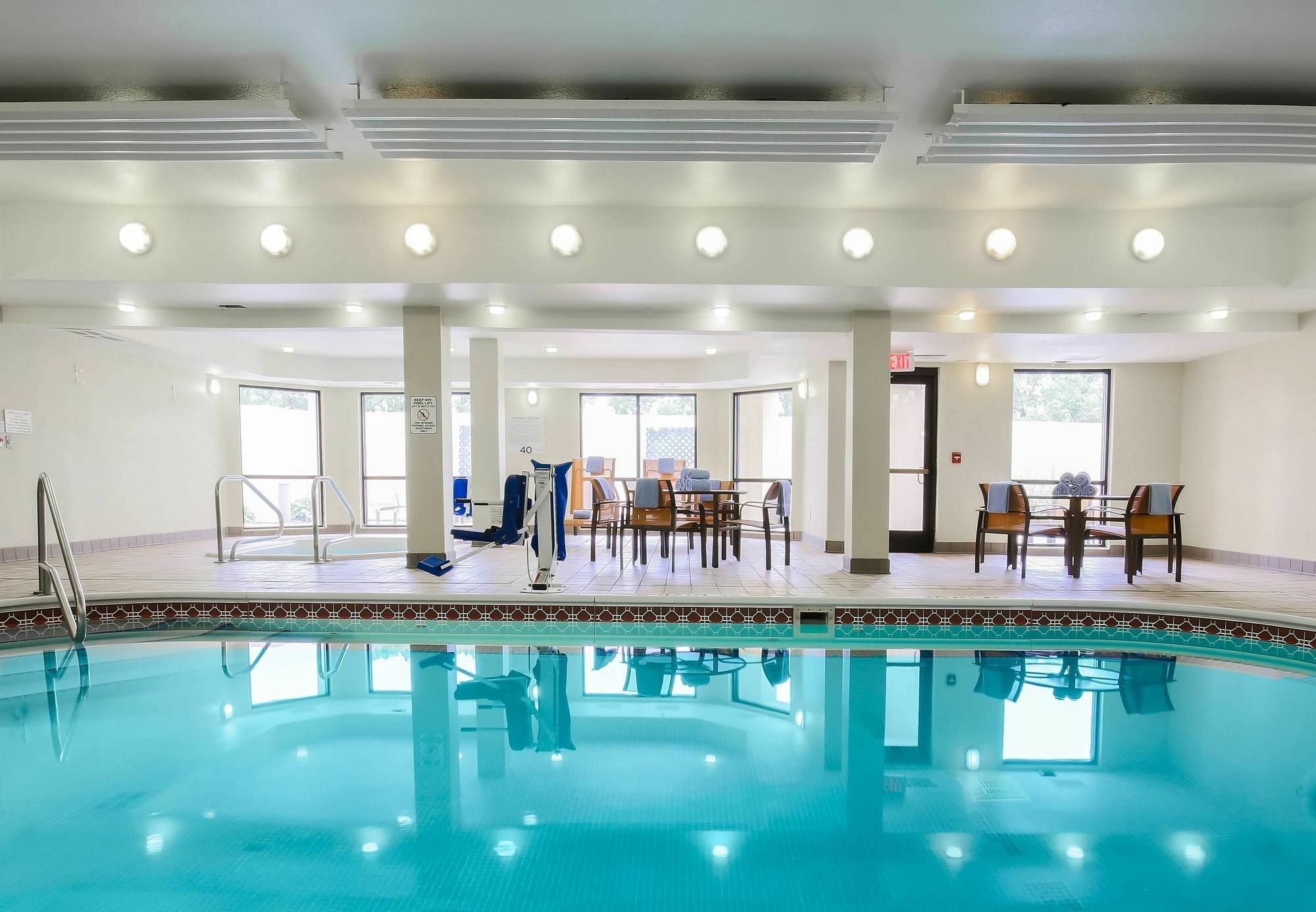Courtyard By Marriott Топика Экстерьер фото