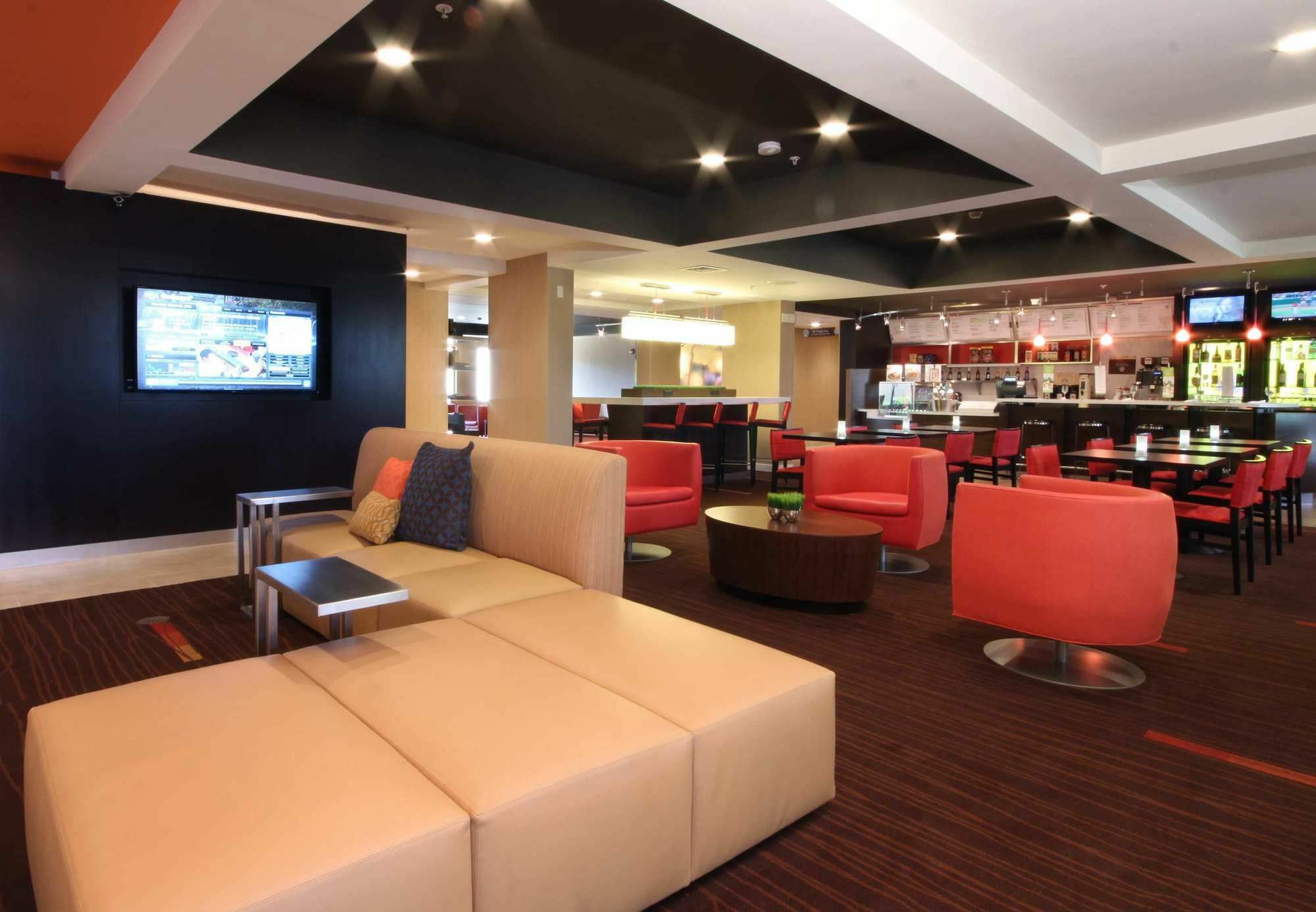 Courtyard By Marriott Топика Экстерьер фото