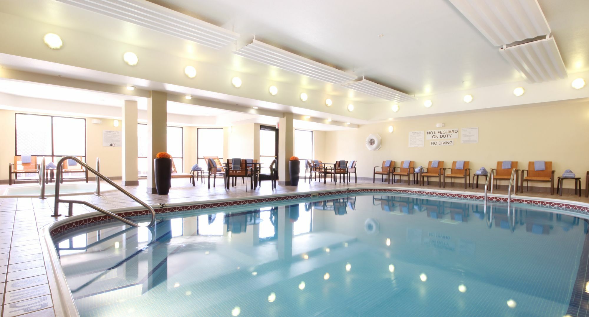 Courtyard By Marriott Топика Экстерьер фото